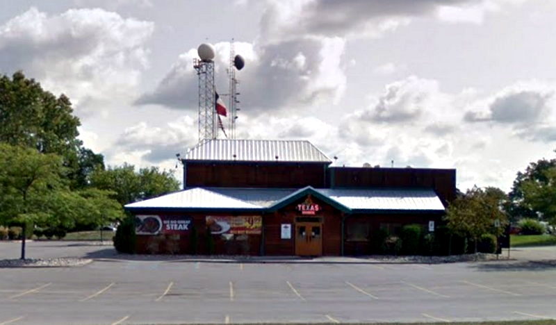 Hooters - Lansing - 172 E Edgewood Blvd (newer photo)